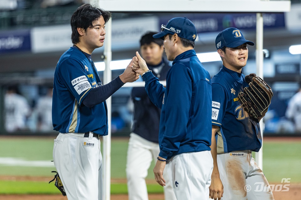 강인권 NC 감독은 2일 사직구장에서 열릴 '2024 신한 SOL Bank KBO 리그' 롯데와 주말 3연전 마지막 경기를 앞두고 취재진과 만났다. 그는 이 자리에서 연패 탈출을 위해 힘써준 선수단을 향한 고마운 마음을 전했다. NC 다이노스