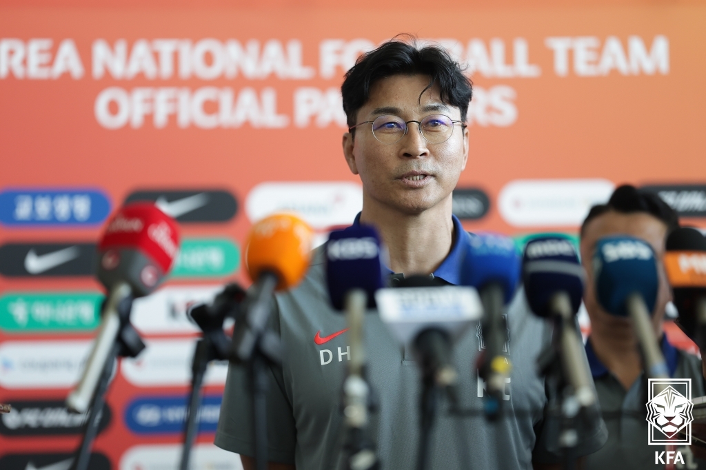 김도훈 대한민국 축구 국가대표팀 임시감독이 2일 인천국제공항을 통해 싱가포르로 출발하기 전 인터뷰를 하고 있다. 한국은 오는 6일 싱가포르 국립경기장에서 싱가포르와 2026 월드컵 아시아 2차예선 C조 5차전을 치른다. 대한축구협회