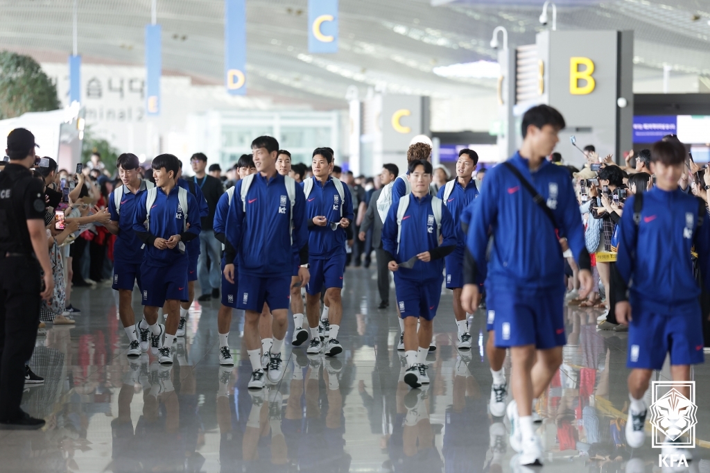 대한민국 축구 국가대표팀 선수들이 2일 인천국제공항을 통해 싱가포르로 출국하고 있다. 한국은 오는 6일 싱가포르 국립경기장에서 싱가포르와 2026 월드컵 아시아 2차예선 C조 5차전을 치른다. 대한축구협회