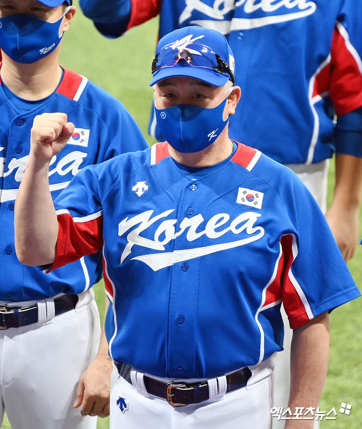 한화는 2일 대구 삼성라이온즈파크에서 열린 '2024 신한 SOL Bank KBO 리그' 삼성 라이온즈와 주말 3연전 마지막 경기가 끝난 직후 새 사령탑을 선임을 발표했다.  최원호 전 감독이 물러난 뒤 나온 1순위 후보 김경문 감독이 이변 없이 한화 지휘봉을 잡았다. 계약 규모는 3년간(2024~2026시즌) 계약금 5억원, 연봉 15억원 등 총 20억원이다. 엑스포츠뉴스 DB