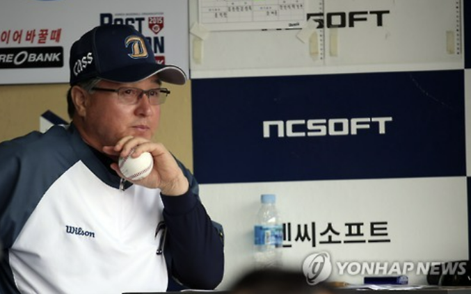 한화는 2일 대구 삼성라이온즈파크에서 열린 '2024 신한 SOL Bank KBO 리그' 삼성 라이온즈와 주말 3연전 마지막 경기가 끝난 직후 새 사령탑을 선임을 발표했다.  최원호 전 감독이 물러난 뒤 나온 1순위 후보 김경문 감독이 이변 없이 한화 지휘봉을 잡았다. 계약 규모는 3년간(2024~2026시즌) 계약금 5억원, 연봉 15억원 등 총 20억원이다. 연합뉴스