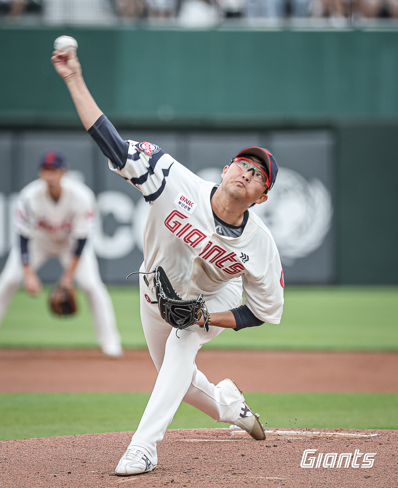 박세웅은 2일 사직구장에서 열린 '2024 신한 SOL Bank KBO 리그' NC와 주말 3연전 마지막 경기에서 선발 등판. 4⅔이닝 4실점으로 일찌감치 마운드를 내려왔다. 롯데 자이언츠