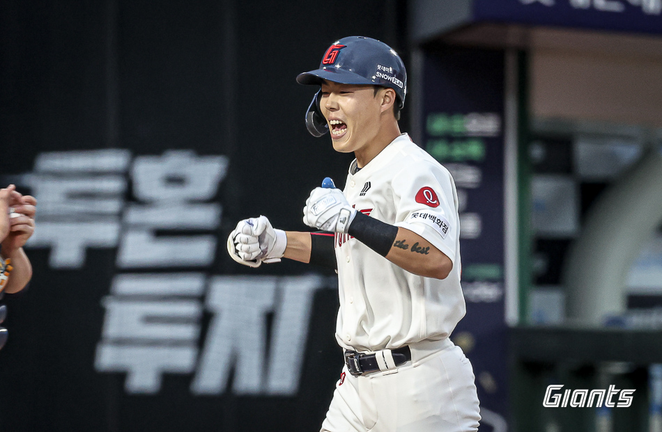 고승민은 2일 사직구장에서 열린 '2024 신한 SOL Bank KBO 리그' NC와 주말 3연전 마지막 경기에서 3번타자 우익수로 선발 출전. 6회말 만루 홈런을 터트려 공격에 활력을 불어넣었다. 롯데 자이언츠