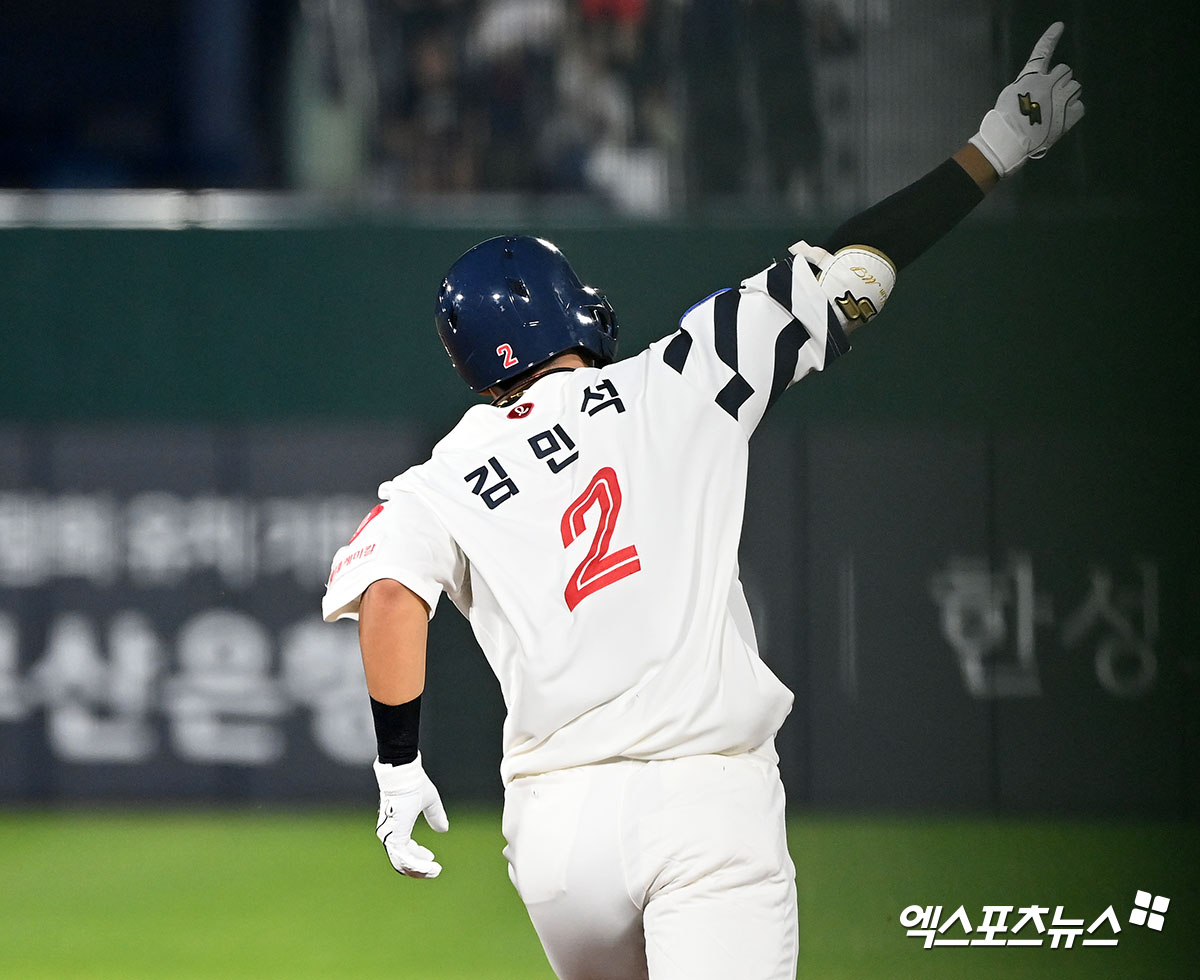 김민석은 2일 사직구장에서 열린 '2024 신한 SOL Bank KBO 리그' NC와 주말 3연전 마지막 경기에서 6회말 대타로 등장. 1사 만루에서 싹쓸이 2루타로 결승타를 쳐 팀 승리를 이끌었다. 엑스포츠뉴스 DB