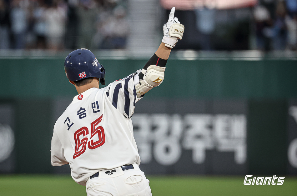 고승민은 2일 사직구장에서 열린 '2024 신한 SOL Bank KBO 리그' NC와 주말 3연전 마지막 경기에서 3번타자 우익수로 선발 출전. 6회말 만루 홈런을 터트려 공격에 활력을 불어넣었다. 롯데 자이언츠