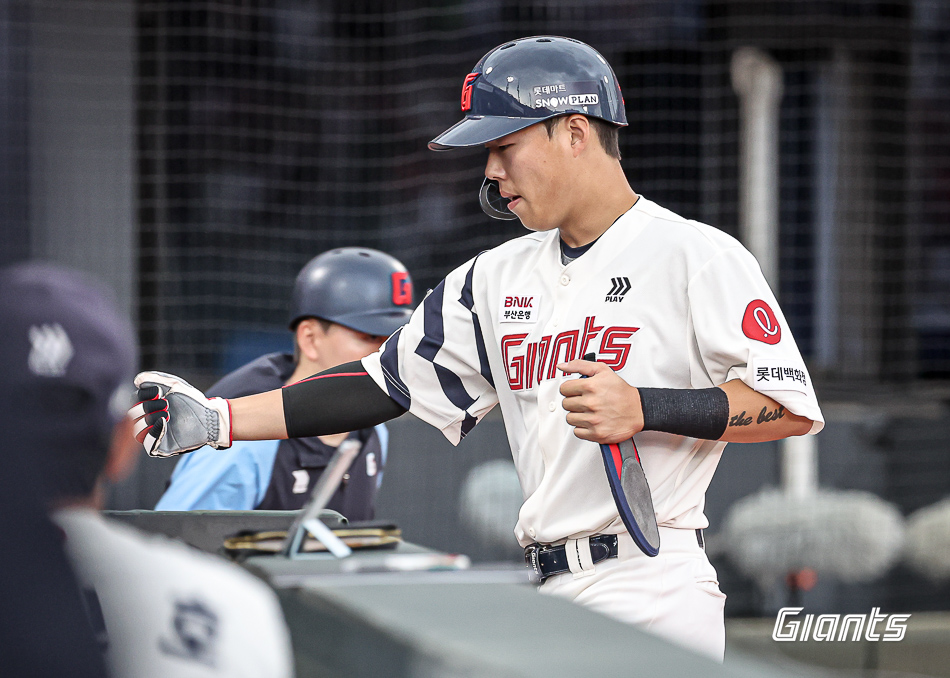 고승민은 2일 사직구장에서 열린 '2024 신한 SOL Bank KBO 리그' NC와 주말 3연전 마지막 경기에서 3번타자 우익수로 선발 출전. 6회말 만루 홈런을 터트려 공격에 활력을 불어넣었다. 롯데 자이언츠