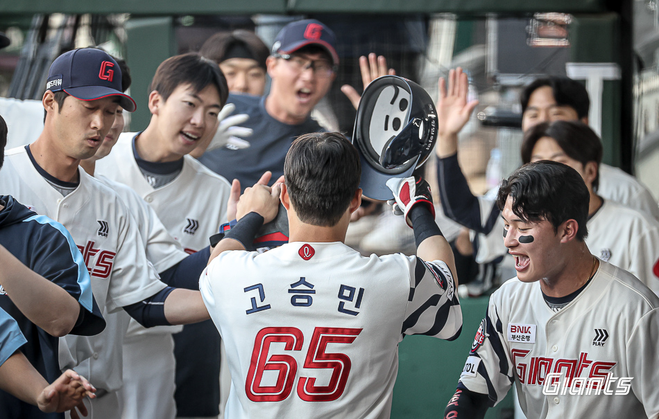 고승민은 2일 사직구장에서 열린 '2024 신한 SOL Bank KBO 리그' NC와 주말 3연전 마지막 경기에서 3번타자 우익수로 선발 출전. 6회말 만루 홈런을 터트려 공격에 활력을 불어넣었다. 롯데 자이언츠