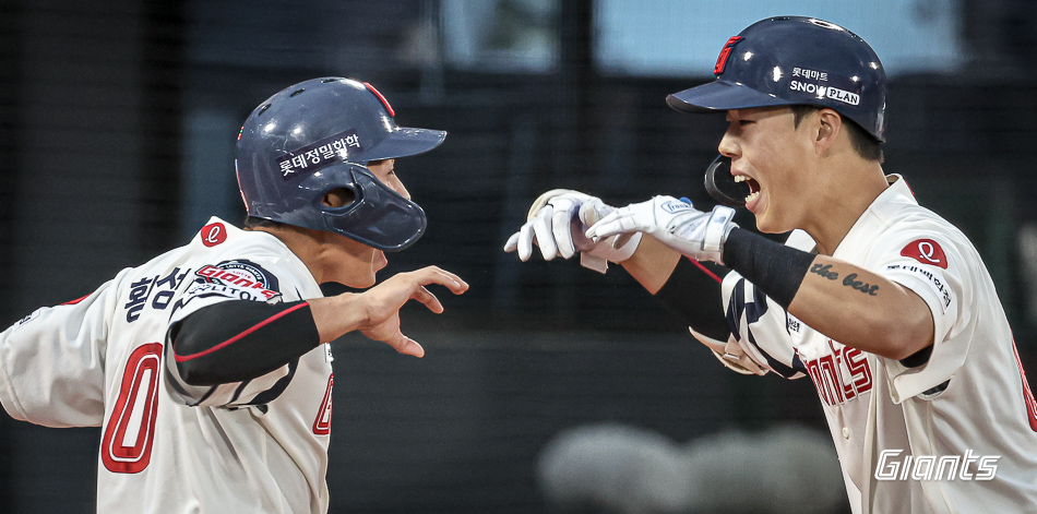 고승민(오른쪽)은 2일 사직구장에서 열린 '2024 신한 SOL Bank KBO 리그' NC와 주말 3연전 마지막 경기에서 3번타자 우익수로 선발 출전. 6회말 만루 홈런을 터트려 공격에 활력을 불어넣었다. 롯데 자이언츠