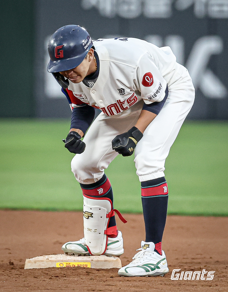 김민석은 2일 사직구장에서 열린 '2024 신한 SOL Bank KBO 리그' NC와 주말 3연전 마지막 경기에서 6회말 대타로 등장. 1사 만루에서 싹쓸이 2루타로 결승타를 쳐 팀 승리를 이끌었다. 롯데 자이언츠