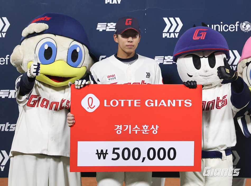 김민석은 2일 사직구장에서 열린 '2024 신한 SOL Bank KBO 리그' NC와 주말 3연전 마지막 경기에서 6회말 대타로 등장. 1사 만루에서 싹쓸이 2루타로 결승타를 쳐 팀 승리를 이끌었다. 롯데 자이언츠