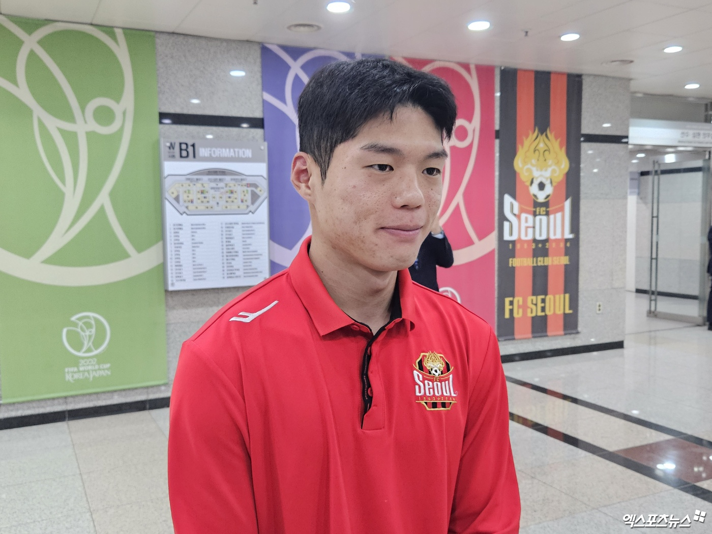 FC서울의 오른쪽 측면 수비수 최준이 축구 국가대표팀에 처음으로 발탁된 소감을 밝혔다. 최준은 2일 서울월드컵경기장에서 열린 광주FC와의 하나은행 K리그1 2024 16라운드 이후 취재진을 만나 대표팀 명단이 공개된 이후 자신의 이름을 보고도 발탁을 실감하지 못했다고 말했다. 그러면서도 최준은 국가대표팀에서 자신의 장점을 최대한 발휘하고 오겠다고 다짐했다. 사진 서울월드컵경기장, 김환 기자