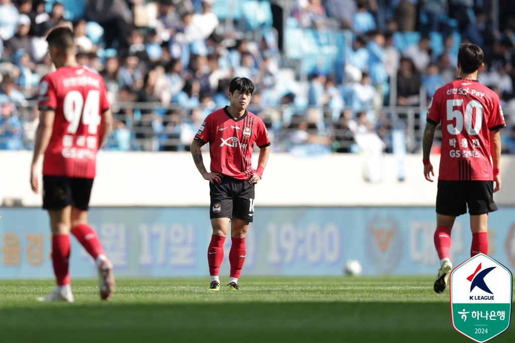 FC서울의 오른쪽 측면 수비수 최준이 축구 국가대표팀에 처음으로 발탁된 소감을 밝혔다. 최준은 2일 서울월드컵경기장에서 열린 광주FC와의 하나은행 K리그1 2024 16라운드 이후 취재진을 만나 대표팀 명단이 공개된 이후 자신의 이름을 보고도 발탁을 실감하지 못했다고 말했다. 그러면서도 최준은 국가대표팀에서 자신의 장점을 최대한 발휘하고 오겠다고 다짐했다. 사진 한국프로축구연맹