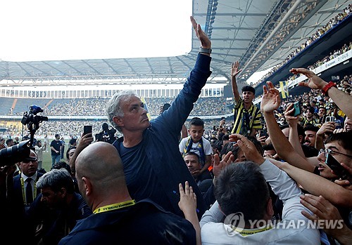 조세 무리뉴가 3일(한국시간) 튀르키예 이스탄불에 있는 쉬크뤼 사라촐루 스타디움에서 페네르바체 감독 취임식을 진행했다. AS로마에서 경질된 지 반년 만에 그는 새로운 직장을 얻었다. 연합뉴스