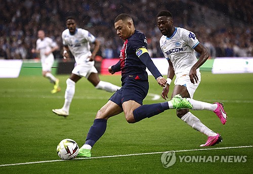 축구 소식을 전하는 '심플리골'은 3일(한국시간) 파브리치오 로마노 기자는 '킬리안 음바페, here we go' 티셔츠를 50유로에 팔고 있다며 음바페와 관련된 소식을 전했다. 로마노 기자는 지난 2일 SNS를 통해 'HERE WE GO' 표현과 함께 킬리안 음바페가 레알 마드리도 간다. 모든 문서의 서명이 완료됐다며 레알 마드리드는 UEFA(유럽축구연맹) 챔피언스리그 우승 후 음바페 영입을 새로운 영입으로 발표할 예정이다. 음바페는 2월에 결정을 내렸고 그는 이제 새로운 레알 선수로 간주할 수 있다고 음바페의 이적 소식을 다뤘다. 연합뉴스