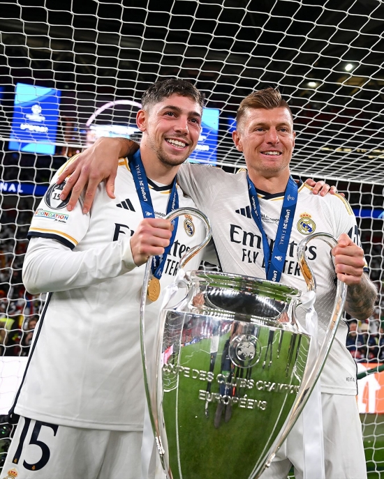 크로스가 3일(한국시간) 스페인 마드리드에서 진행된 레알 마드리드의 2023-2024시즌 유럽축구연맹(UEFA) 챔피언스리그 우승 축하 파티 현장에서 자신의 후계자로 발베르데를 선정했다고 발표했다. 크로스는 페데리코 발베르데를 8번의 후계자로 정해 기쁘다고 밝혔다. 레알 마드리드 SNS