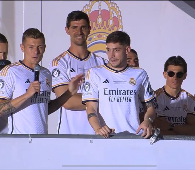 크로스가 3일(한국시간) 스페인 마드리드에서 진행된 레알 마드리드의 2023-2024시즌 유럽축구연맹(UEFA) 챔피언스리그 우승 축하 파티 현장에서 자신의 후계자로 발베르데를 선정했다고 발표했다. 크로스는 페데리코 발베르데를 8번의 후계자로 정해 기쁘다고 밝혔다. 레알 마드리드 SNS