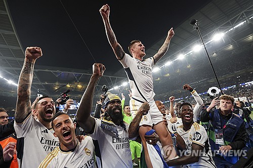 크로스가 3일(한국시간) 스페인 마드리드에서 진행된 레알 마드리드의 2023-2024시즌 유럽축구연맹(UEFA) 챔피언스리그 우승 축하 파티 현장에서 자신의 후계자로 발베르데를 선정했다고 발표했다. 크로스는 페데리코 발베르데를 8번의 후계자로 정해 기쁘다고 밝혔다. 연합뉴스