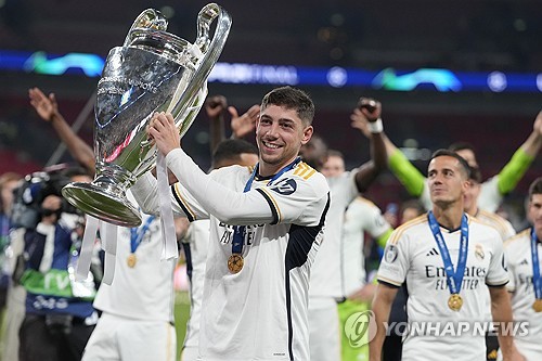 크로스가 3일(한국시간) 스페인 마드리드에서 진행된 레알 마드리드의 2023-2024시즌 유럽축구연맹(UEFA) 챔피언스리그 우승 축하 파티 현장에서 자신의 후계자로 발베르데를 선정했다고 발표했다. 크로스는 페데리코 발베르데를 8번의 후계자로 정해 기쁘다고 밝혔다. 연합뉴스