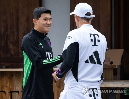 3일 독일 최고 축구 전문지 키커가 227명의 분데스리가 선수들을 대상으로 실시한 익명 설문조사에서 김민재는 3.5%의 득표율로 키미히와 함께 가장 실망스러웠던 필드 플레이어 공동 6위에 선정됐다. 나비 케이타가 압도적 1위를 차지한 가운데 2위는 니클라스 쥘레, 3위는 다요 우파메카노 4위는 레오나르도 보누치, 5위는 레온 고레츠카로 조사됐다. 김민재와 키미히가 공동 6위를 기록했고, 알폰소 데이비스가 8위를 차지했다. 로빈 고젠스, 도니 판더비크가 2.2%로 공동 9위에 올랐다. 연합뉴스