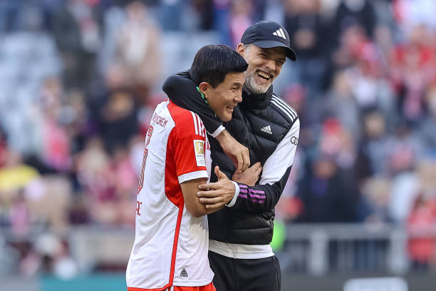 3일 독일 최고 축구 전문지 키커가 227명의 분데스리가 선수들을 대상으로 실시한 익명 설문조사에서 김민재는 3.5%의 득표율로 키미히와 함께 가장 실망스러웠던 필드 플레이어 공동 6위에 선정됐다. 나비 케이타가 압도적 1위를 차지한 가운데 2위는 니클라스 쥘레, 3위는 다요 우파메카노 4위는 레오나르도 보누치, 5위는 레온 고레츠카로 조사됐다. 김민재와 키미히가 공동 6위를 기록했고, 알폰소 데이비스가 8위를 차지했다. 로빈 고젠스, 도니 판더비크가 2.2%로 공동 9위에 올랐다. 연합뉴스