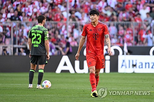 3일 독일 최고 축구 전문지 키커가 227명의 분데스리가 선수들을 대상으로 실시한 익명 설문조사에서 김민재는 3.5%의 득표율로 키미히와 함께 가장 실망스러웠던 필드 플레이어 공동 6위에 선정됐다. 나비 케이타가 압도적 1위를 차지한 가운데 2위는 니클라스 쥘레, 3위는 다요 우파메카노 4위는 레오나르도 보누치, 5위는 레온 고레츠카로 조사됐다. 김민재와 키미히가 공동 6위를 기록했고, 알폰소 데이비스가 8위를 차지했다. 로빈 고젠스, 도니 판더비크가 2.2%로 공동 9위에 올랐다. 연합뉴스