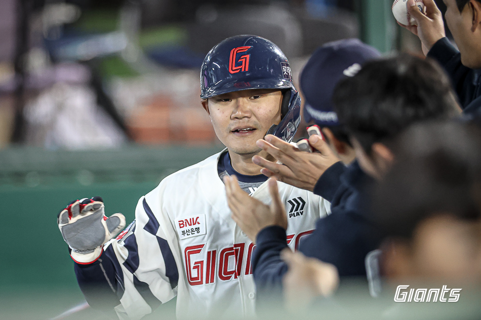 손호영은 2일 사직구장에서 열린 '2024 신한 SOL Bank KBO 리그' NC와 주말 3연전 마지막 경기에서 5번타자 3루수로 선발 출전. 4타수 2안타로 팀의 13-4 대승에 힘을 보탰다. 롯데 자이언츠