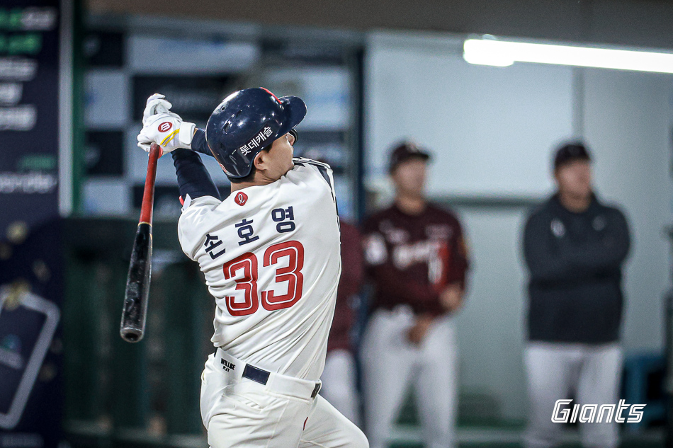 손호영은 2일 사직구장에서 열린 '2024 신한 SOL Bank KBO 리그' NC와 주말 3연전 마지막 경기에서 5번타자 3루수로 선발 출전. 4타수 2안타로 팀의 13-4 대승에 힘을 보탰다. 롯데 자이언츠