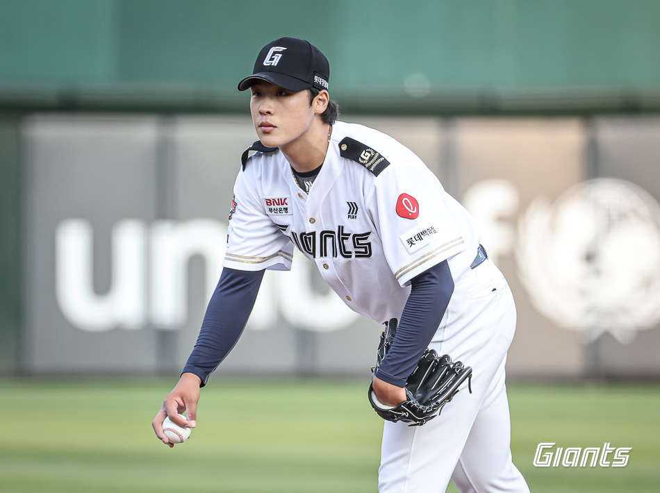 이민석은 1일 사직구장에서 열린 '2024 신한 SOL Bank KBO 리그' NC와 주말 3연전 두 번째 맞대결에서 선발 등판. 5이닝 1실점 호투로 눈길을 끌었다. 롯데 자이언츠