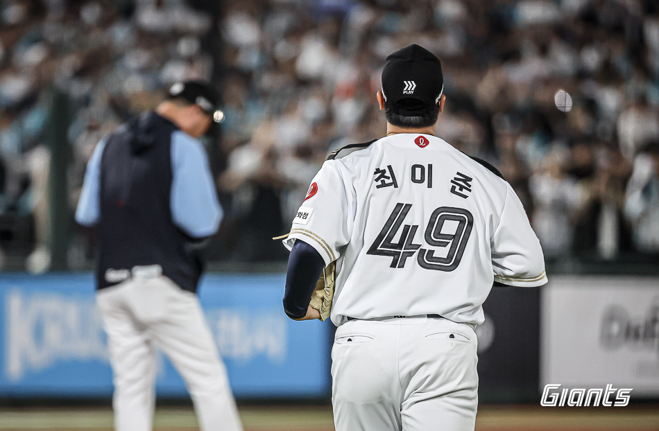 최이준은 2일 사직구장에서 열린 '2024 신한 SOL Bank KBO 리그' NC 다이노스와 주말 3연전 마지막 경기에서 구원 등판. 2⅓이닝 무실점 깔끔한 투구로 승리 투수가 됐다. 롯데 자이언츠