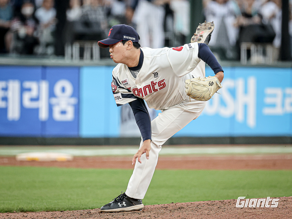 최이준은 2일 사직구장에서 열린 '2024 신한 SOL Bank KBO 리그' NC 다이노스와 주말 3연전 마지막 경기에서 구원 등판. 2⅓이닝 무실점 깔끔한 투구로 승리 투수가 됐다. 롯데 자이언츠