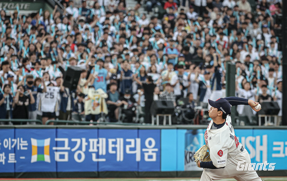 최이준은 2일 사직구장에서 열린 '2024 신한 SOL Bank KBO 리그' NC 다이노스와 주말 3연전 마지막 경기에서 구원 등판. 2⅓이닝 무실점 깔끔한 투구로 승리 투수가 됐다. 롯데 자이언츠