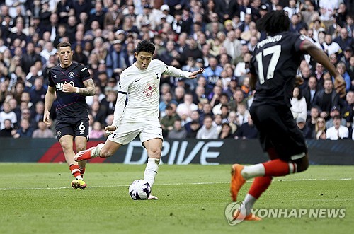 위르겐 클린스만 전 축구대표팀 감독이 토트넘 캡틴 손흥민을 극찬했다. 4일 영국 HITC에 따르면 클린스만은 ESPN에 출연해 손흥민이 자신의 손으로 정상에 올랐다고 평가했다. 다음 시즌 유럽축구연맹 유로파리그에 참가하는 토트넘이 전력 보강을 계획하고 있는 가운데 손흥민이 버티고 있는 왼쪽 측면은 보강할 필요가 없다고 강조했다. 연합뉴스 