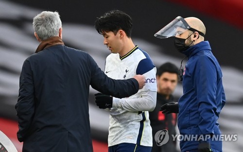 영국에서 손흥민이 토트넘 홋스퍼를 떠나 튀르키예 페네르바체로 이적해 은사 조세 무리뉴와 재회할 수 있다는 충격적인 소식이 나왔다. 4일 영국 풋볼365에 따르면 손흥민은 최근 페네르바체에 부임한 무리뉴가 올 여름 영입할 수 있는 5인 중 한 명으로 포함됐다. 매체는 손흥민과 토트넘의 계약이 1년 남았다는 점, 토트넘이 이적료를 받고 손흥민을 판매할 수 있는 마지막 시기라는 점, 손흥민 이후 시대를 준비해야 한다는 점을 이유로 방출 가능성을 제기했다. 연합뉴스