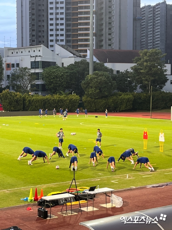 김도훈 감독이 이끄는 대한민국 축구 국가대표팀이 4일 싱가포르에 있는 비샨 스타디움에서 소집 이틀 차 훈련을 진행했다. 대한민국 축구 대표팀은 오는 6일 오후 9시 싱가포르 국립경기장에서 싱가포르 축구 대표팀과 2026 국제축구연맹(FIFA) 북중미(미국-캐나다-멕시코 공동 개최) 월드컵 아시아지역 2차 예선 C조 5차전을 치른다. 싱가포르, 김정현 기자