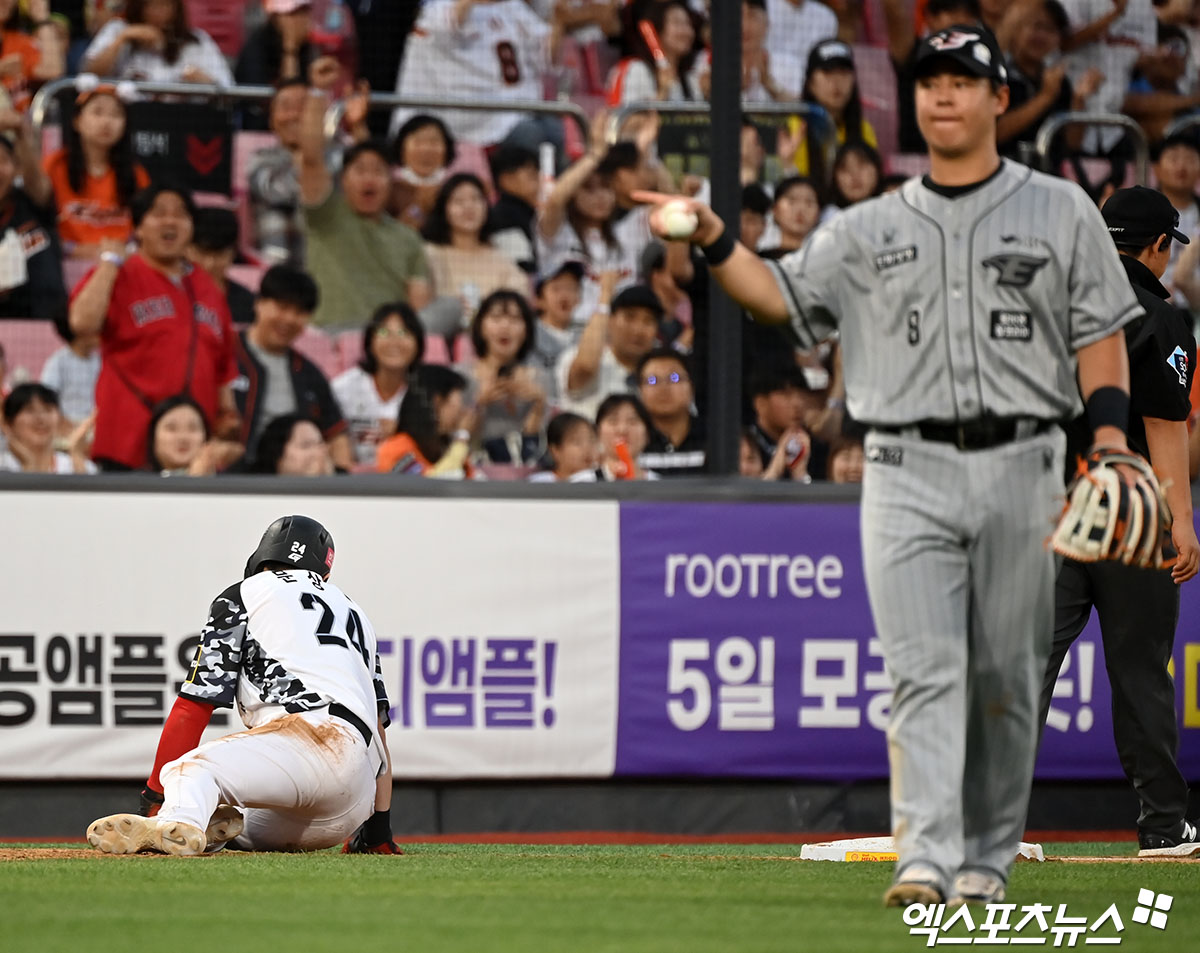 4일 오후 수원KT위즈파크에서 열린 2024 신한 SOL Bank KBO리그 한화 이글스와 KT 위즈의 경기, 3회말 무사 1,3루 KT 문상철이 견제사로 아웃된 후 아쉬워하고 있다. 수원, 김한준 기자