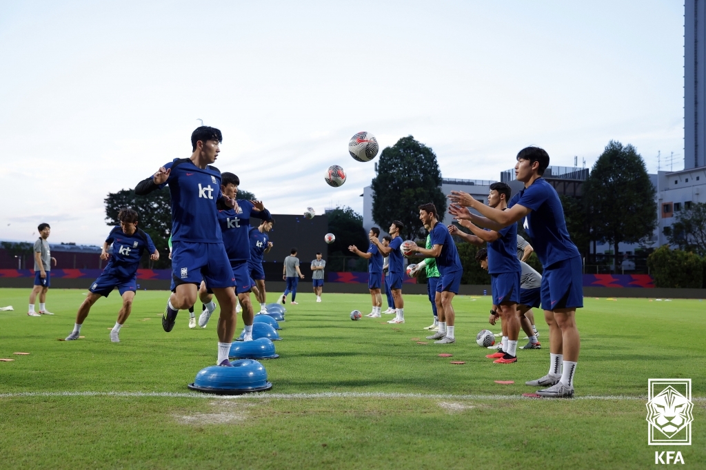 김도훈 감독이 이끄는 대한민국 축구 국가대표팀이 4일 싱가포르에 있는 비샨 스타디움에서 소집 이틀 차 훈련을 진행했다. 대한민국 축구 대표팀은 오는 6일 오후 9시 싱가포르 국립경기장에서 싱가포르 축구 대표팀과 2026 국제축구연맹(FIFA) 북중미(미국-캐나다-멕시코 공동 개최) 월드컵 아시아지역 2차 예선 C조 5차전을 치른다. 배준호는 처음으로 A대표팀에 소집돼 형들과 경쟁에 나선다. 대한축구협회