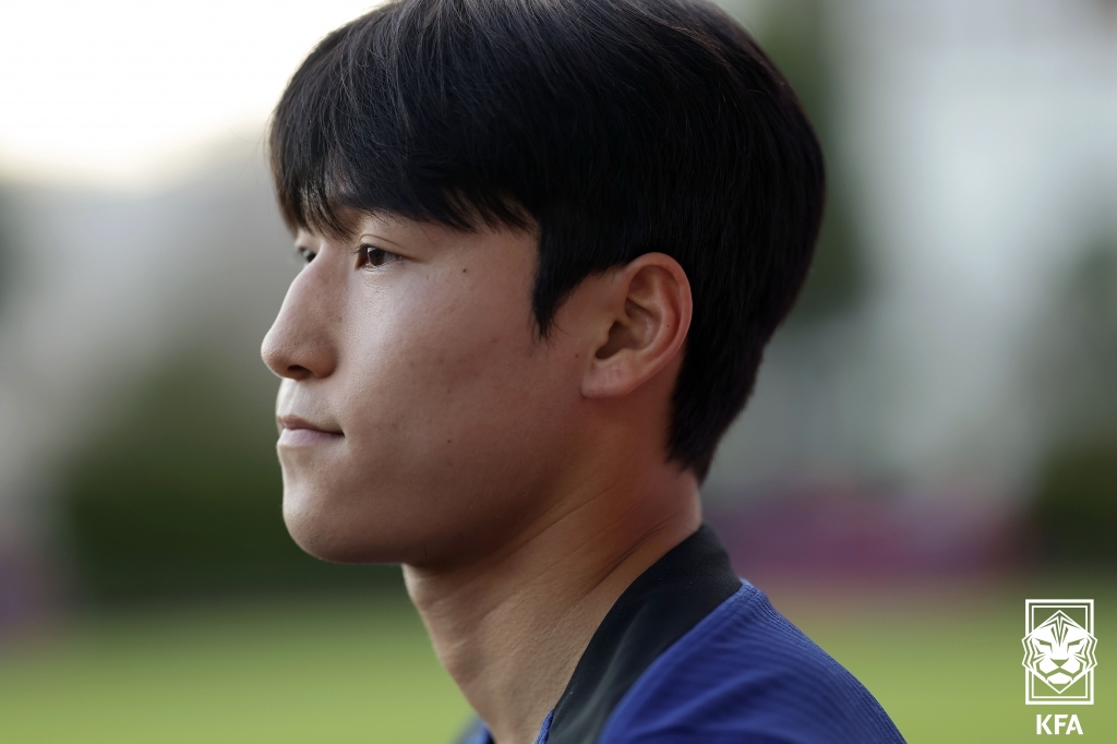 김도훈 감독이 이끄는 대한민국 축구 국가대표팀이 4일 싱가포르에 있는 비샨 스타디움에서 소집 이틀 차 훈련을 진행했다. 대한민국 축구 대표팀은 오는 6일 오후 9시 싱가포르 국립경기장에서 싱가포르 축구 대표팀과 2026 국제축구연맹(FIFA) 북중미(미국-캐나다-멕시코 공동 개최) 월드컵 아시아지역 2차 예선 C조 5차전을 치른다. 배준호는 처음으로 A대표팀에 소집돼 형들과 경쟁에 나선다. 대한축구협회