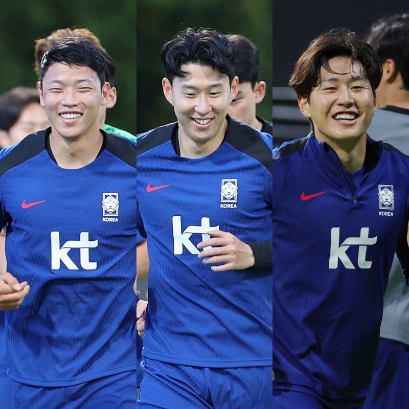 김도훈 감독이 이끄는 대한민국 축구 국가대표팀이 4일 싱가포르에 있는 비샨 스타디움에서 소집 이틀 차 훈련을 진행했다. 대한민국 축구 대표팀은 오는 6일 오후 9시 싱가포르 국립경기장에서 싱가포르 축구 대표팀과 2026 국제축구연맹(FIFA) 북중미(미국-캐나다-멕시코 공동 개최) 월드컵 아시아지역 2차 예선 C조 5차전을 치른다. 손흥민과 황희찬, 이강인 트리오가 2023 AFC 카타르 아시안컵 이후 첫 완전체로 뭉친다. 연합뉴스