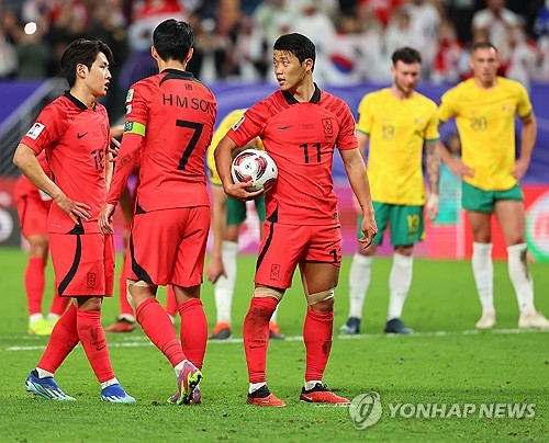 김도훈 감독이 이끄는 대한민국 축구 국가대표팀이 4일 싱가포르에 있는 비샨 스타디움에서 소집 이틀 차 훈련을 진행했다. 대한민국 축구 대표팀은 오는 6일 오후 9시 싱가포르 국립경기장에서 싱가포르 축구 대표팀과 2026 국제축구연맹(FIFA) 북중미(미국-캐나다-멕시코 공동 개최) 월드컵 아시아지역 2차 예선 C조 5차전을 치른다. 손흥민과 황희찬, 이강인 트리오가 2023 AFC 카타르 아시안컵 이후 첫 완전체로 뭉친다. 연합뉴스