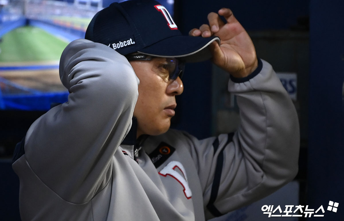 이승엽 두산 감독은 4일 창원 NC파크에서 '2024 신한 SOL Bank KBO 리그' 주중 3연전 첫 번째 맞대결에서 9회초 비디오 판독 결과에 항의한 뒤 퇴장당했다. 엑스포츠뉴스 DB 