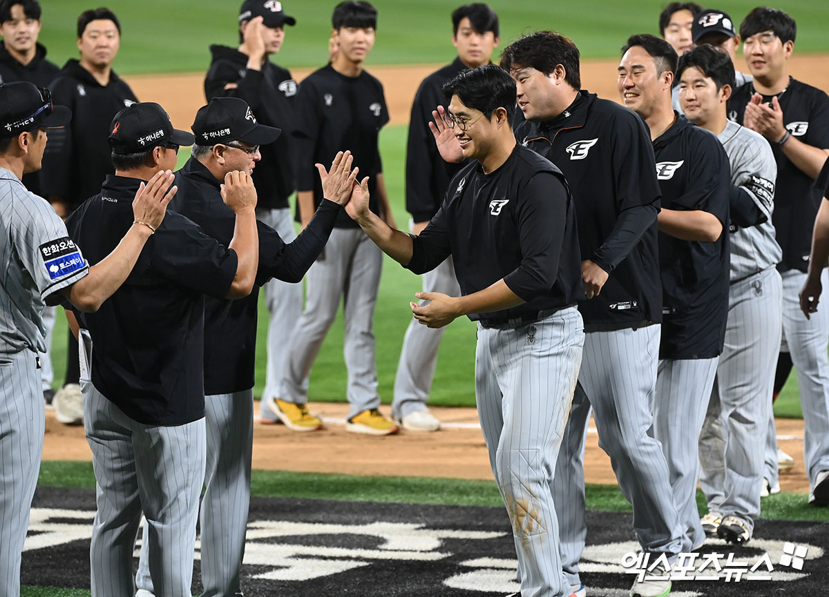 4일 오후 수원KT위즈파크에서 열린 2024 신한 SOL Bank KBO리그 한화 이글스와 KT 위즈의 경기, 한화가 KT에 8-2로 승리하며 3연패에서 탈출했다. 이날 경기에서 승리한 한화 김경문 감독이 선수들과 하이파이브를 하고 있다. 수원, 김한준 기자