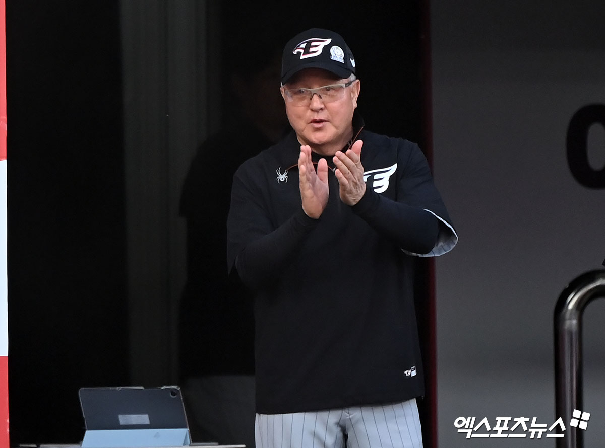 김경문 한화 감독은 4일 수원 KT위즈파크에서 열린 '2024 신한 SOL Bank KBO 리그' KT와 주말 3연전 첫 경기에서 8-2로 팀 승리를 지휘해 2196일 만에 복귀전 승리를 챙겼다. 수원, 김한준 기자