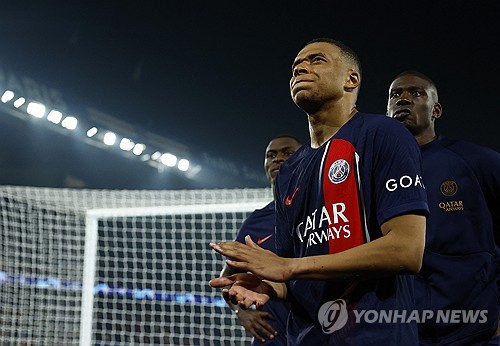 본인의 드림 클럽 레알 마드리드에 입단한 킬리안 음바페가 전 소속팀 PSG(파리 생제르맹)와 관련해 속내를 털어놓았다. 음바페는 PSG에서 대체적으로 행복했지만, 특정 사건과 일부 인물들 때문에 불행했다고 밝혔다. 음바페가 특정 인물을 언급하지는 않았으나 현지에서는 음바페가 PSG와 계약을 연장하지 않기로 결정한 당시 나세르 알켈라이피 회장과의 관계가 긴장됐다는 점을 두고 알켈라이피 회장을 유력한 후보로 두고 있다. 사진 연합뉴스