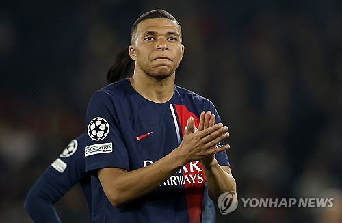 본인의 드림 클럽 레알 마드리드에 입단한 킬리안 음바페가 전 소속팀 PSG(파리 생제르맹)와 관련해 속내를 털어놓았다. 음바페는 PSG에서 대체적으로 행복했지만, 특정 사건과 일부 인물들 때문에 불행했다고 밝혔다. 음바페가 특정 인물을 언급하지는 않았으나 현지에서는 음바페가 PSG와 계약을 연장하지 않기로 결정한 당시 나세르 알켈라이피 회장과의 관계가 긴장됐다는 점을 두고 알켈라이피 회장을 유력한 후보로 두고 있다. 사진 연합뉴스