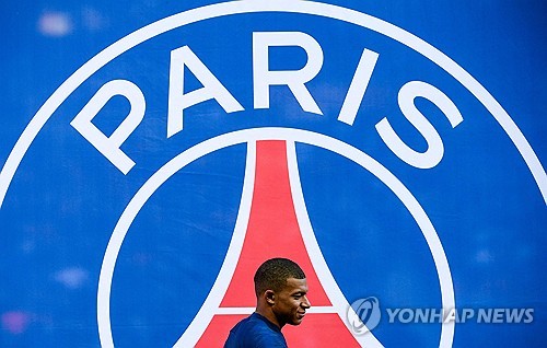 본인의 드림 클럽 레알 마드리드에 입단한 킬리안 음바페가 전 소속팀 PSG(파리 생제르맹)와 관련해 속내를 털어놓았다. 음바페는 PSG에서 대체적으로 행복했지만, 특정 사건과 일부 인물들 때문에 불행했다고 밝혔다. 음바페가 특정 인물을 언급하지는 않았으나 현지에서는 음바페가 PSG와 계약을 연장하지 않기로 결정한 당시 나세르 알켈라이피 회장과의 관계가 긴장됐다는 점을 두고 알켈라이피 회장을 유력한 후보로 두고 있다. 사진 연합뉴스