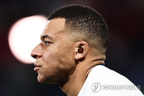 본인의 드림 클럽 레알 마드리드에 입단한 킬리안 음바페가 전 소속팀 PSG(파리 생제르맹)와 관련해 속내를 털어놓았다. 음바페는 PSG에서 대체적으로 행복했지만, 특정 사건과 일부 인물들 때문에 불행했다고 밝혔다. 음바페가 특정 인물을 언급하지는 않았으나 현지에서는 음바페가 PSG와 계약을 연장하지 않기로 결정한 당시 나세르 알켈라이피 회장과의 관계가 긴장됐다는 점을 두고 알켈라이피 회장을 유력한 후보로 두고 있다. 사진 연합뉴스