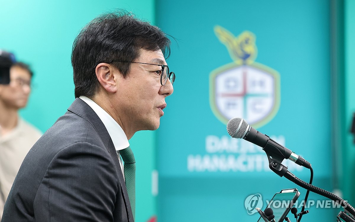 대전하나시티즌은 지난 3일 제15대 사령탑으로 황선홍 전 U-23 축구 국가대표팀 감독을 선임했다. 2020년 하나금융그룹과 함께 기업구단으로 재창단한 대전의 감독직을 맡았던 황선홍 감독은 팀을 떠난 뒤 4년 만에 다시 대전으로 돌아왔다. 5일 대전월드컵경기장에서 진행된 기자회견에 참석한 황선홍 감독은 대전의 강등권 탈출을 위해 최선을 다하겠다는 포부를 밝혔다. 사진 연합뉴스