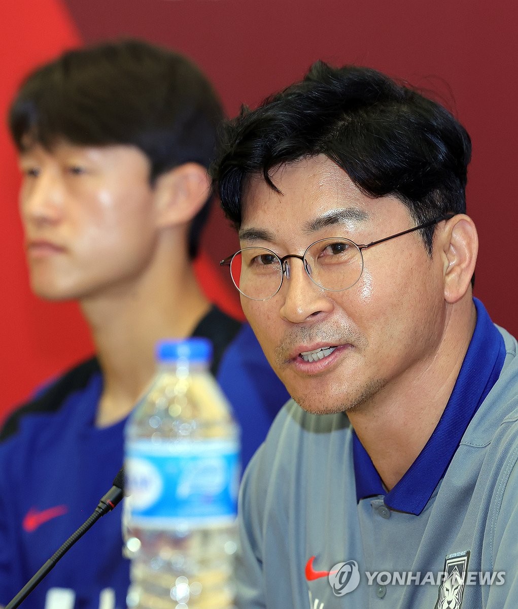 (싱가포르=연합뉴스) 신현우 기자 = 한국 축구대표팀 김도훈 임시 감독이 5일 오후(현지시간) 싱가포르 국립경기장에서 2026 북중미 월드컵 아시아 예선 공식 기자회견을 하고 있다. 한국은 오는 6일 오후 9시(한국시간) 이곳에서 싱가포르와 아시아 2차 예선 조별리그 C조 5차전을 치른다. 2024.6.5 nowwego@yna.co.kr