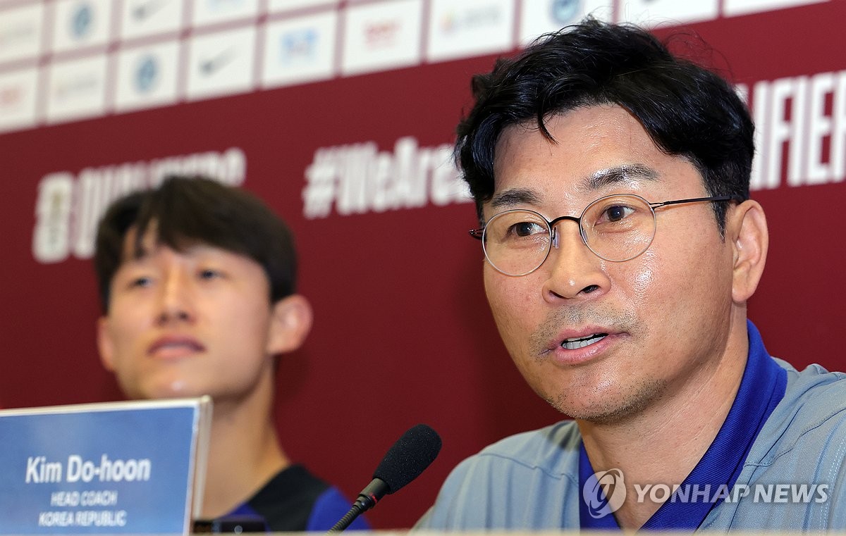 (싱가포르=연합뉴스) 신현우 기자 = 한국 축구대표팀 김도훈 임시 감독이 5일 오후(현지시간) 싱가포르 국립경기장에서 2026 북중미 월드컵 아시아 예선 공식 기자회견을 하고 있다. 한국은 오는 6일 오후 9시(한국시간) 이곳에서 싱가포르와 아시아 2차 예선 조별리그 C조 5차전을 치른다. 2024.6.5 nowwego@yna.co.kr