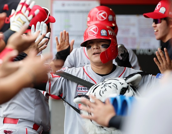 KIA 타이거즈 내야수 김선빈. 6월 6일 광주 기아챔피언스필드에서 열린 2024 신한 SOL Bank KBO리그 롯데 자이언츠와의 팀 간 8차전에서 8회말 결승 1타점 적시타를 기록했다. 사진 연합뉴스